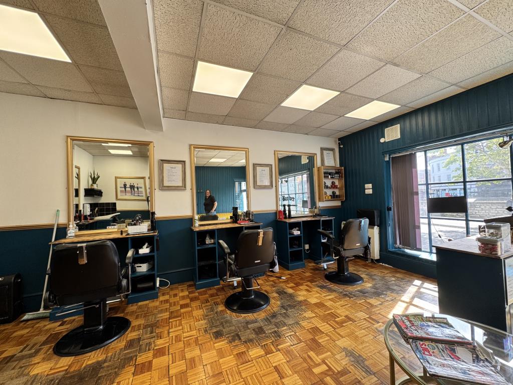 Lot: 76 - FREEHOLD MIXED USE INVESTMENT - Barbers shop floor